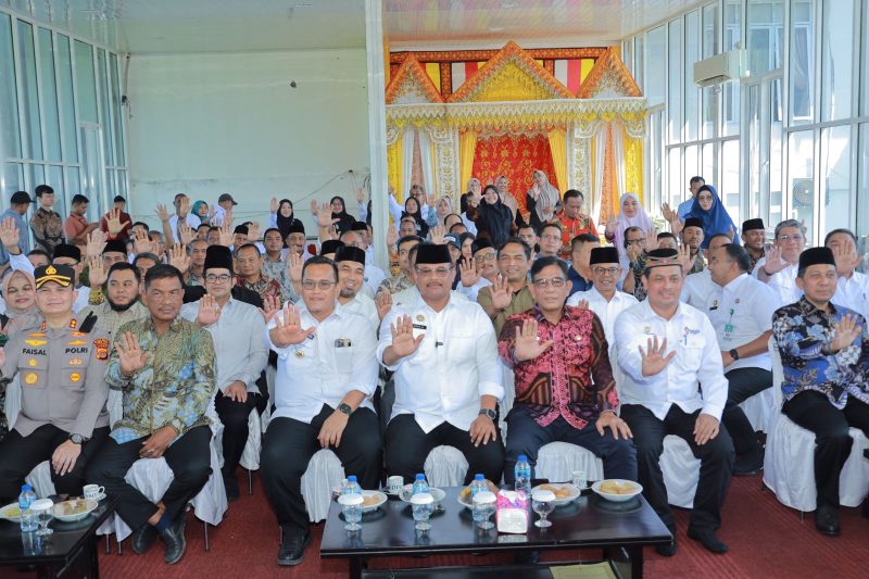 Pj Bupati Aceh Besar, Muhammad Iswanto, SSTP, MM, turut hadir pada Peluncuran Program Aceh Eliminasi Pasung oleh Pj Gubernur Aceh, Dr. H. Safrizal ZA, M.Si, yang berlangsung di Aula Meuligoe Bupati Pidie Jaya, Meureudu, Jumat (07/02/2025).