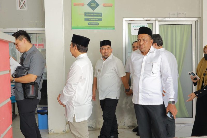 Penjabat (Pj) Bupati Aceh Besar, Muhammad Iswanto, SSTP, MM, mendampingi Pj Gubernur Aceh, Dr. H. Safrizaol ZA, M.Si., dalam peninjauan pelaksanaan layanan kesehatan gratis bagi masyarakat di Puskesmas Meureudu, Pidie Jaya, Jumat (07/05/2025). 