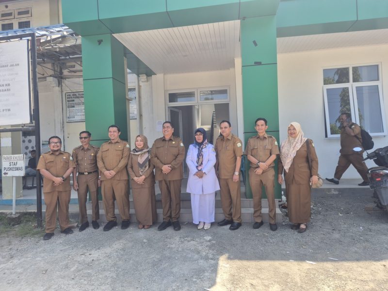 Kadinkes dr. Munawar, SPOG (K) didampingi Kadinkes Aceh Besar Anita, SKM, M.Kes serta Kapus Darul Kamal Maya Sopa, STP meninjauan langsung pelaksanaan program pemeriksaan Kesehatan Gratis (PKG) yang digelar secara serentak diseluruh Indonesia di PKM Kecamatan Darul Kamal, berlangsung di PKM Darul Kamal, Aceh Besar, Senin (10/02/2025). 