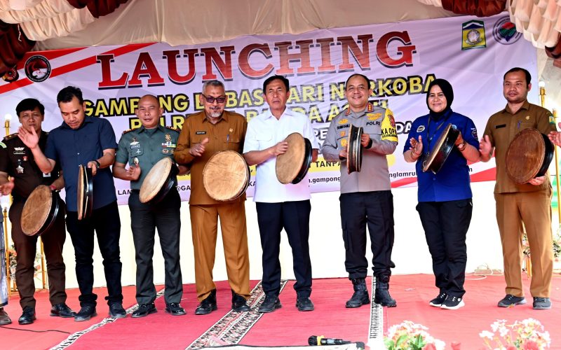 Dirresnarkoba Polda Aceh Kombes Pol Sobarmen menyampaikan sambutan dalam acara Lauching Kampung Bebas Narkoba di Halaman Kantor Keuchik Gampong Lam Rukam, Kecamatan Peukan Bada, Aceh Besar, Selasa (11/02/2025).