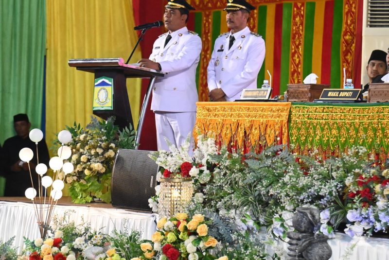 Bupati Aceh Besar Syech Muharram Idris dan Syukuri A Jalil memberi sambutan seusai dilantik Gubernur Aceh Muzakir Manaf (Mualem) sebagai Bupati dan Wakil Bupati Aceh Besar periode 2025-2030 di Gedung JSC, Kota Jantho, Aceh Besar, Rabu (13/02/2025). 