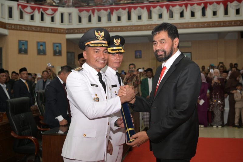 Gubernur Aceh, H. Muzakir Manaf, melantik Bupati dan Wakil Bupati Aceh Barat Daya (Abdya) periode 2025-2030, Safaruddin dan Zaman Akli,  di Kantor DPRK Abdya, Minggu malam,(16/02/2025).