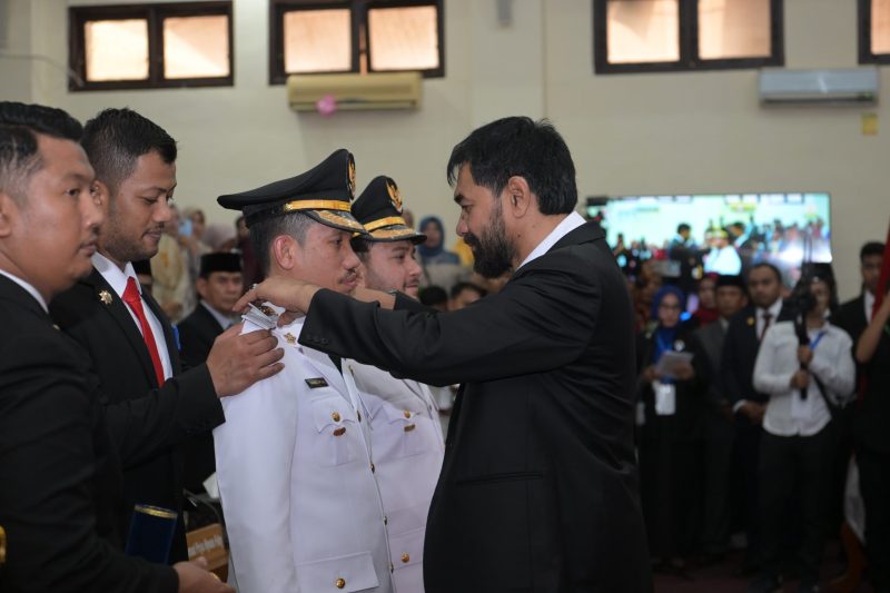 Gubernur Aceh, H. Muzakir Manaf, melantik pasangan Tarmizi dan Said Fadheil sebagai Bupati dan Wakil Bupati Aceh Barat periode 2025-2030. Prosesi pelantikan berlangsung di Rapat Paripurna Dewan Perwakilan Rakyat Kabupaten (DPRK) Aceh Barat, Rabu, (19/02/2025).