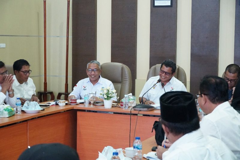 Plt Sekda Aceh Besar Bahrul Jamil, SSos, MSi, membuka rapat pembahasan Rancangan Peraturan Bupati terkait Pedoman Penyusunan APBG di Aula Sanusi Wahab, Kantor Bupati Aceh Besar, Kota Jantho, Rabu, (19/02/2025). 