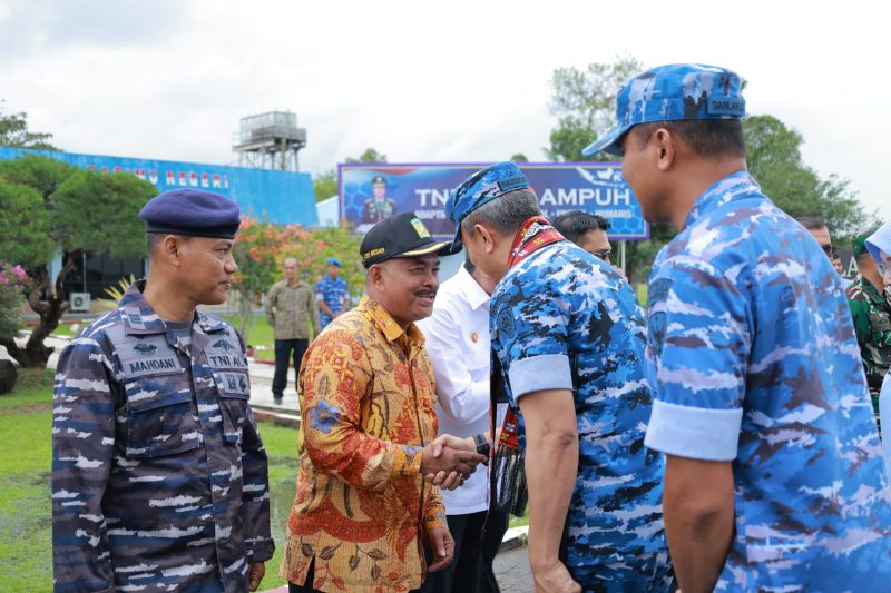 Asisten II Sekdakab Aceh Besar H. M Ali S.Sos MSi, menyambut kedatangan Panglima Komando Operasi Udara I (Pangkoopsud I), Marsda TNI Muhammad Nurdin, di Lanud Iskandar Muda Blang Bintang, Aceh Besar, Sabtu (22/02/2025).