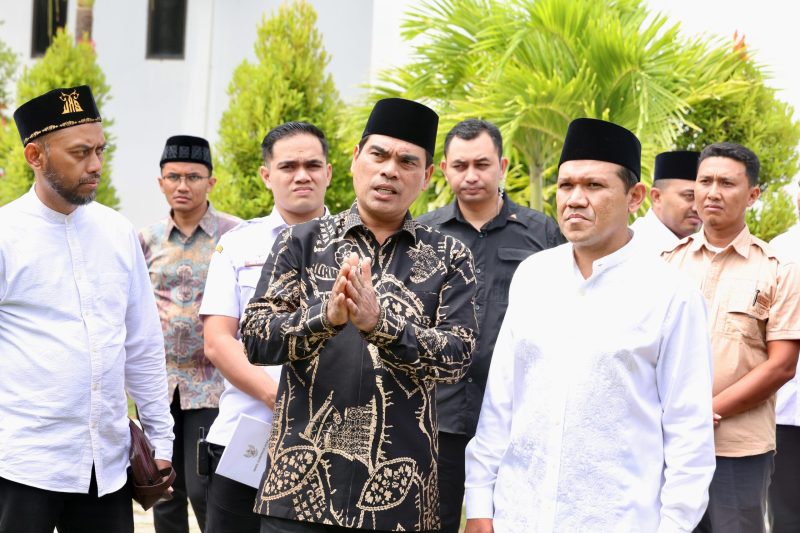 Wakil Gubernur Aceh, Fadhlullah, S.E, bersama Rektor UIN Ar-raniry, melihat gedung perkuliahan Fakultas Syariah, yang pembangunannya dilakukan pemerintah Aceh beberapa tahun lalu. Rektor berharap pemerintah Aceh bisa menuntaskan pembangunan gedung tersebut atau menghibahkannya kepada Kementerian Agama, sehingga pembangunannya dapat dilanjutkan.Rabu,(05/03/2025).