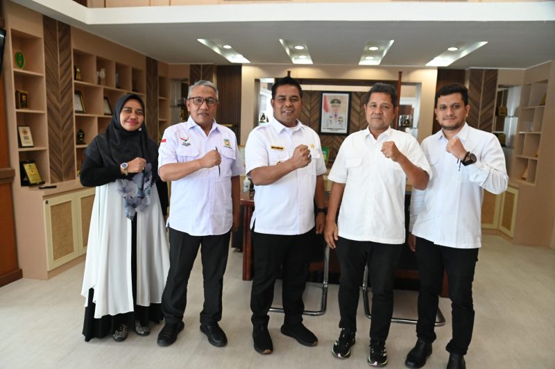 Bupati Aceh Besar H Syech Muharram Idris menerima audiensi Kepala BPN Aceh Besar Dr. Ramlan, SH, MH, didampingi Asisten I Sekdakab Aceh Besar Farhan AP di ruang kerja Kantor Bupati Aceh Besar, Kota Janto, Aceh Besar, Rabu (05/03/2025).