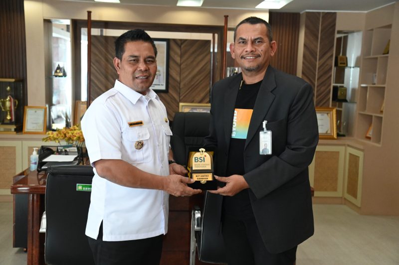 Bupati Aceh Besar, H. Muharram Idris (Syeh Muharram) Menerima audiensi Branch Manager (BM) Bank Syariah Indonesia (BSI) Kantor Cabang Pembantu (KCP) Jantho Sudirman, Reza Badreddin, di Ruang Kerja Bupati Aceh Besar, Kota Jantho, Aceh Besar, Rabu (05/03/2025).