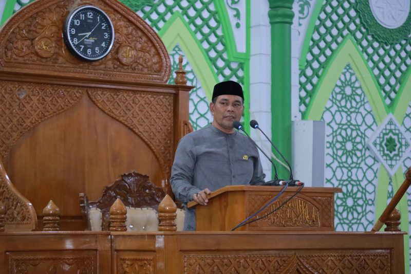 Bupati Aceh Besar, H. Muharram Idris (Syech Muharram), menyampaikan sambutannya dalam Safari Ramadhan perdana tahun 1446 H yang digelar Pemkab Aceh Besar, di Masjid Agung Al-Munawwarah, Kota Jantho, Aceh Besar, Senin (05/03/2025).