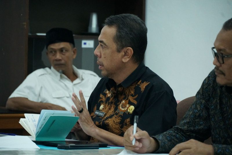 Kepala Dinas Kependudukan dan Pencatatan Sipil. Rahmad Sentosa, S.Sos, M.AP saat melakukan Desk Pembahasan Perubahan Renja OPD Tahun 2025 di Aula Bappeda Aceh Besar,Kota Jantho, Kamis (06/03/2025).