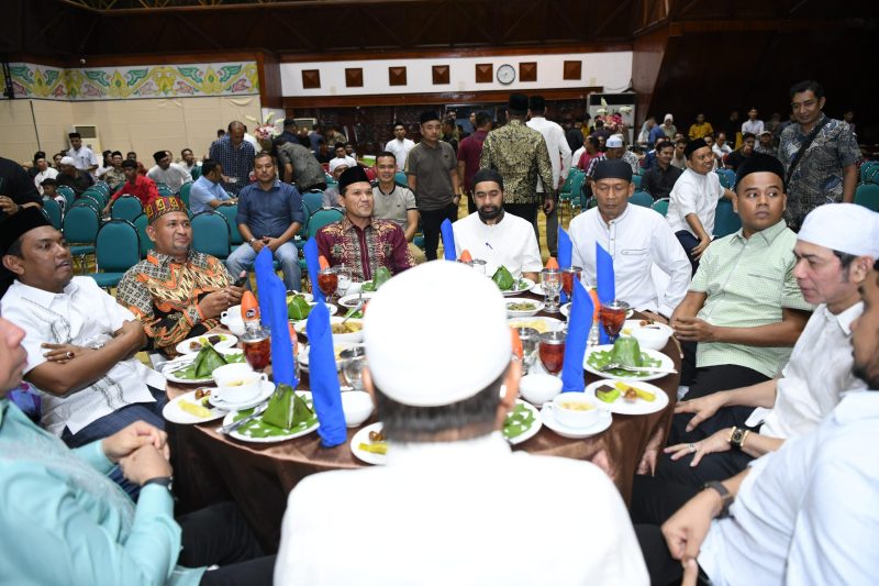 Gubernur Aceh, H. Muzakir Manaf, didampingi Wakil Gubernur Aceh, Fadhlullah SE lakukan buka puasa bersama dan silaturahmi bersama partai Koalisi di Anjong Mon Mata komplek pendopo Gubernur Aceh, kamis, (06/03/2025).