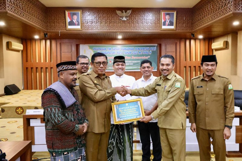 Plt Sekda Aceh, Drs. Alhudri, M.M, mewakili Gubernur Aceh, melaksanakan pelepasan Tim Safari Ramadan Pemerintah Aceh ke Kabupaten/Kota se Aceh, di Gedung Serbaguna Kantor Gubernur, Senin, (10/03/2025).