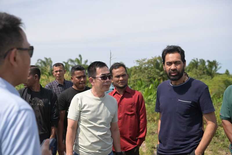 Gubernur Aceh, Muzakir Manaf atau akrab disapa Mualem, bersama investor asal Jakarta meninjau lahan tempat pembangunan pabrik rokok yang berada di pinggir Jalan Elak di Gampong Paya Gaboh, Kecamatan Sawang, Kabupaten Aceh Utara, pada Senin, (10/03/2025).
