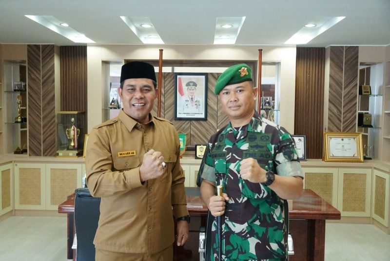 Bupati Aceh Besar Muharram Idris menerima audiensi Komandan Yonif 117/Ksatria Yuda, Letkol Inf S.Kembaren SE MIP di ruang kerjanya, Kota Jantho, Senin (10/03/2025).