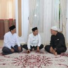 Aceh Utara– Wakil Gubernur Aceh, H. Fadhlullah, bersilaturrahmi kekediaman Pimpinan Dayah Darul Muttaqin, Tgk Muzakir (Waled Lapang), di Kecamatan Lapang, Aceh Utara, Kamis 14/03/2025. Kunjungan ini bertujuan mempererat hubungan antara ulama dan umara serta memohon doa untuk kemajuan Aceh dan penerapan syariat Islam.