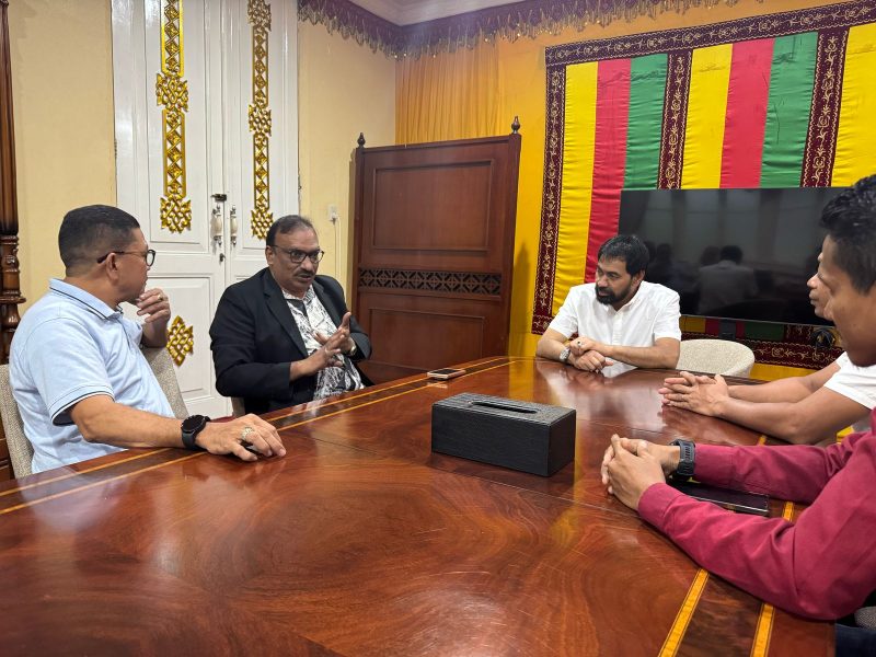 Gubernur Aceh, Muzakir Manaf, menggelar pertemuan dengan investor asal Malaysia yang bergerak di bidang kesehatan, Dr. Fetrix, pada Sabtu (15/03/2025). Pertemuan yang berlangsung di Ruang Adat, Meuligoe Gubernur Aceh, Banda Aceh, ini membahas sejumlah agenda strategis terkait peningkatan layanan kesehatan di Aceh.