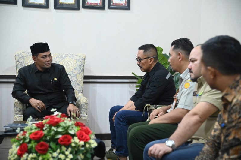 Bupati Aceh Besar Syech Muharram menerima kunjungan staf ahli Kementerian Pertanian RI Hendri Sasiawan, di Ruang Kerja Bupati di Gedung Dekranasda Aceh Besar, Gampong Gani, Kecamatan Ingin Jaya, Aceh Besar, Senin (17/03/2025).