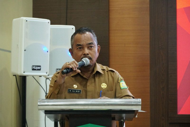 Asisten II Sekdakab Aceh Besar H.M Ali S.Sos M.Si membuka Gebyar Ramadhan Keuangan Syariah di Aula Kantor Bupati Aceh Besar, Kota Jantho, Selasa (18/03/2025).
