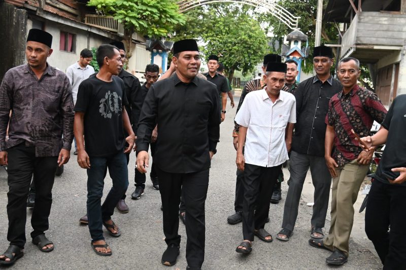 Bupati Aceh Besar H Syech Muharram Idris menghadiri buka puasa bersama di Meunasah Gampong Jurong Peujeura, Kecamatan Ingin Jaya, Aceh Besar, Selas (18/03/2025) sore. 