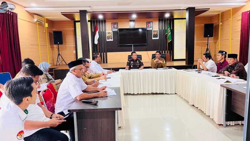 Wakil Bupati Aceh Besar Drs H Syukri hadir dan menyampaikan sambutan pada Rakor percepatan sertifikasi tanah wakaf tahun 2025 di aula Baharuddin Lopa, Kota Jantho, Selasa (18/03/2025).