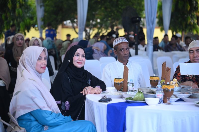Kadinkes Aceh Besar, Anita SKM, M.Kes, hadiri buka puasa bersama dengan Satuan Pelayanan Pemenuhan Gizi Darul Imarah di SMP Negeri 2 Darul Imarah, Aceh Besar, pada Rabu (19/03/2025). 