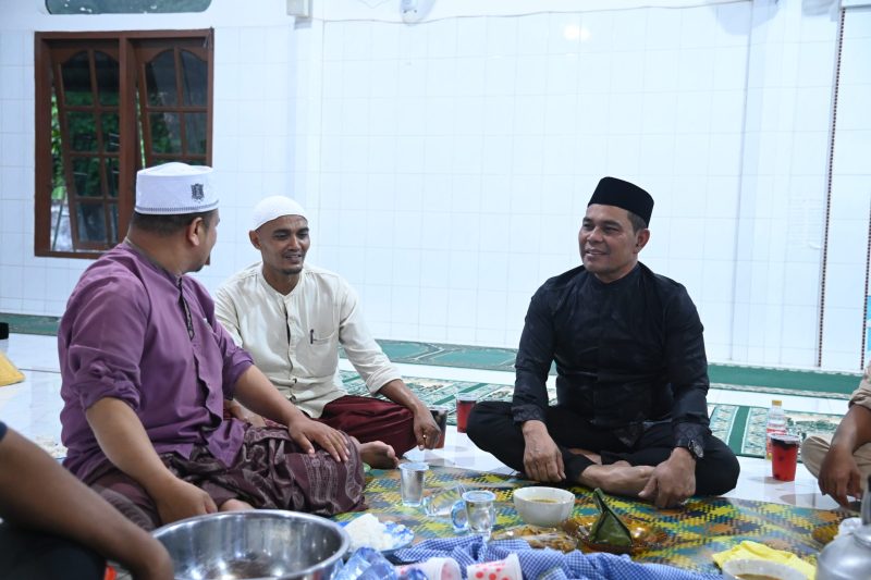 Bupati Aceh Besar, Muharram Idris menunggu berbuka puasa bersama dengan masyarakat Dusun Ayahanda, di Meunasah Gampong Ajuen, Kecamatan Peukan Bada, Aceh Besar, pada Kamis (20/03/2025). 