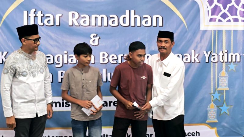 Wakil Bupati Aceh Besar Drs. Syukri menghadiri Iftar Ramadhan dan berbagi kebahagiaan bersama anak yatim serta penyaluran ZIS yang diselenggarakan oleh PT. Angkasa Pura Indonesia (Injourney Airport) Bandara Sultan Iskandar Muda, Kecamatan Blang Bintang, Aceh Besar, Kamis (20/03/2025). 