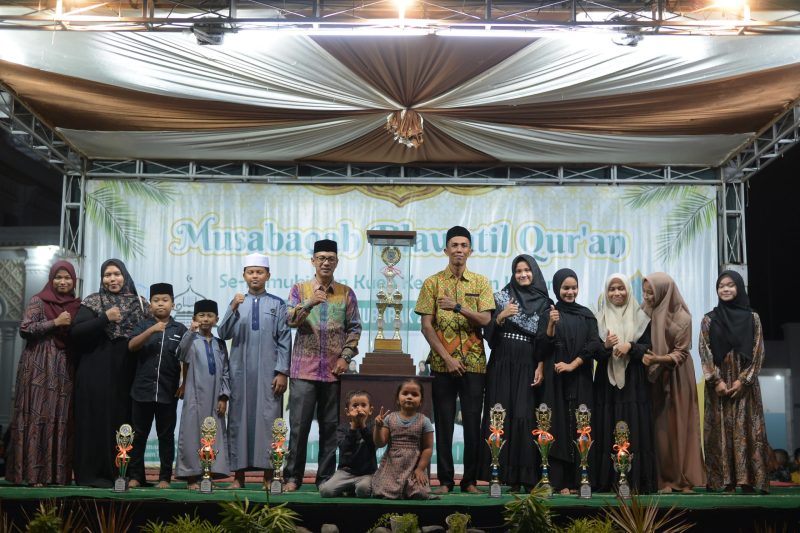 Foto bersama usai penyerahan piala juara umum MTQ ke-13 tingkat Kemukiman Kueh, di halaman Masjid Al-Istiqamah Kemukiman Kueh, Kecamatan Lhoknga Kabupaten Aceh Besar, Sabtu (22/03/2025). 