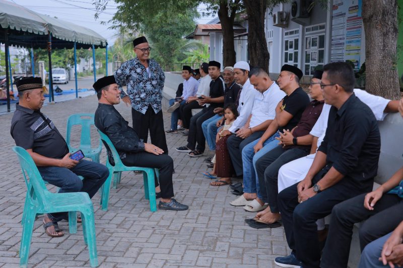 Bupati Aceh Besar Muharram Idris (Syech Muharram) memenuhi undangan memperingati Nuzulul Quran dan buka puasa bersama dengan masyarakat ditempat kelahirannya di Gampong Cot Lamkuweuh, Kecamatan Meuraxa, Kota Banda Aceh, Sabtu (22/03/2025) sore.