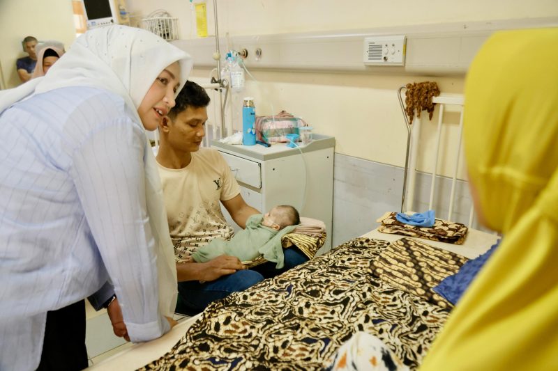 Ketua Tim Penggerak PKK Aceh Marlina Muzakir mengunjungi dan menyantuni pasien bayi yang didiagnosa fimosis
asal Sibreh dan seluruh pasien anak yang dirawat sekamar di Ruang Arafah 1 Rumah Sakit Umum Daerah Zainoel Abidin Banda Aceh, pada Minggu, (23/03/2025).