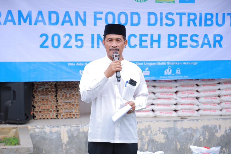 Wakil Bupati Aceh Besar, Drs Syukri A. Jalil, memberi sambutan saat menyerahkan Paket Sembako Ramadhan 2025 secara simbolis di Kantor Camat Lhoong, Aceh Besar, Selasa (25/03/2025). 
