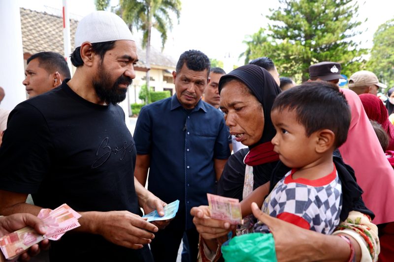 Gubernur Aceh, Muzakir Manaf, menyerahkan santunann untuk fakir miskin di Meuligoe Gubernur Aceh, Minggu, (30/03/2025).