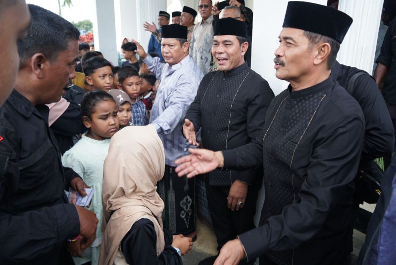 Bupati Aceh Besar H Muharram Idris (Syech Muharram) bersama Wakil Bupati Aceh Besar Drs H Syukri A Jalil, menyambut ribuan masyarakat pada Open House yang digelar di Meuligo Bupati, Kota Jantho, Aceh Besar, Selasa (01/04/2025). 
