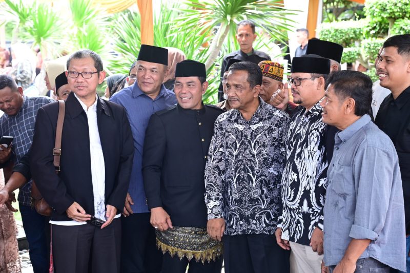 Bupati Aceh Besar Muharram Idris foto bersama dengan masyarakat yang berkunjung saat open house dirumah pribadinya di Gampong Ajuen Lam Hasan, Kecamatan Peukan Bada, pada Rabu (02/04/2025).