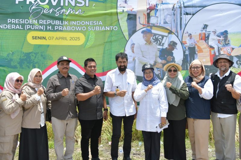 Gubernur Aceh, Muzakir Manaf Bersama Anggota DPR RI Dapil Aceh, T.A. Khalid, Pangdam IM, Niko Fahrizal, Waka Polda Aceh, Misbahul Munawar, Bupati Aceh Besar, Muharram Idris Panen Raya Padi Serentak di 14 Provinsi dengan Presiden RI, Prabowo Subianto secara Zoom Virtual di Gampong Lamcarak Tanoh Abee, Kecamatan Seulimum, Aceh Besar, Senin, (07/04/2025).