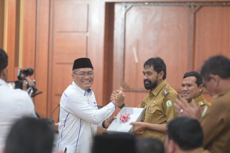 Gubernur Aceh Muzakir Manaf menerima dokumen hasil pemeriksaan laporan keuangan Pemerintah Aceh tahun 2024 dari Kepala Badan Pengawasan Keuangan dan Pembangunan (BPKP) Perwakilan Aceh, Supriyadi, di Gedung Serbaguna Kantor Gubernur Aceh, Selasa (08/04/2024).