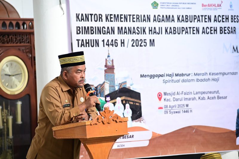 Asisten II Bidang Perekonomian dan Pembangunan Sekdakab Aceh Besar. H. M Ali S.Sos MSi, memberikan sambutan dan sekaligus membuka secara resmi bimbingan manasik haji Kabupaten Aceh Besar tahun 1446 H/2025 M di Masjid Al Faizin Lampeuneurut, Darul Imarah, Selasa (08/04/2025).