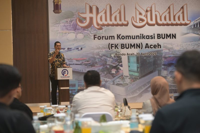 Plt. Sekda Aceh, M.Nasir menyampaikan sambutan pada halal bihalal FK BUMN Aceh di gedung Landmark BSI Aceh, (10/04/2025).