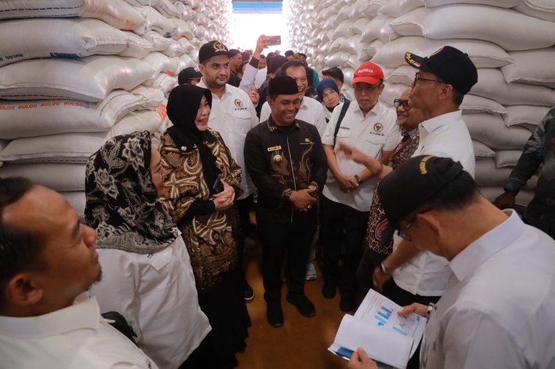 Bupati Aceh Besar H. Muharram Idris menerima kunjungan kerja anggota Komisi IV DPR RI, Titiek Soeharto, di Gudang Bulog Siron, Kecamatan Ingin Jaya, Aceh Besar, Kamis (10/04/2025). 