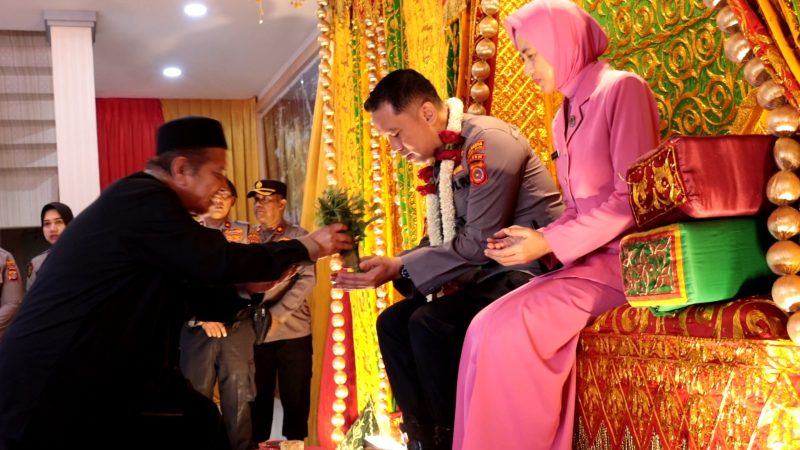 Kapolresta Banda Aceh, Kombes Pol Joko Heri Purwono, disambut dengan hormat jajar dilanjutkan prosesi peusijuek yang dilakukan oleh Ketua Majelis Adat Aceh, Ameer Hamzah. Foto/Humas Polresta Banda Aceh