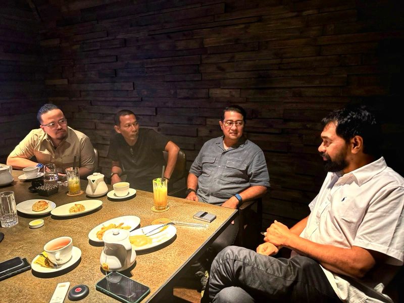 Keterangan Foto: Gubernur Aceh, Muzakir Manaf (Mualem) saat bertemu dengan Menteri Pariwisata dan Ekonomi Kreatif, Teuku Riefky Harsya di kawasan SCBD, Kamis, 10 April 2025.