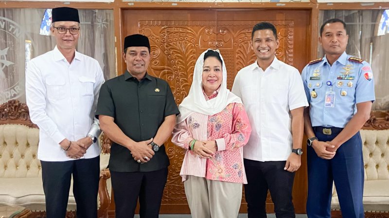 Bupati Aceh Besar Muharram Idris (Syech Muharram) mengatar keberangkatan Ketua Komisi IV DPR RI, Siti Hediati Hariyadi Soeharto (Titiek Soeharto), di Bandara Sultan Iskandar Muda (SIM), Blang Bintang, Kabupaten Aceh Besar, Jumat (11/04/2025).