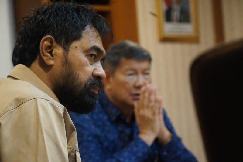 Keterangan Foto: Gubernur Aceh, Muzakir Manaf didampingi oleh ketua DPRA Zulfadli, A.Md saat bertemu Pengusaha Hasyim Djojohadikusumo yang juga adik Presiden RI, Prabowo Subianto di Aula Arsari Group, Jakarta Pusat, Jumat, 11 April 2025. (Foto: Humas BPPA)