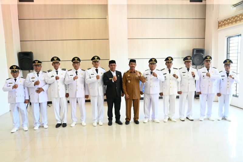 Bupati Aceh Besar, H Syech Muharram Idris, Wakil Bupati Aceh Besar, Drs H Syukri A Jalil foto bersama seusai pelantikan Camat di Ruang Rapat Kantor Bupati Aceh Besar, Kota Jantho, Senin (14/04/2025). 