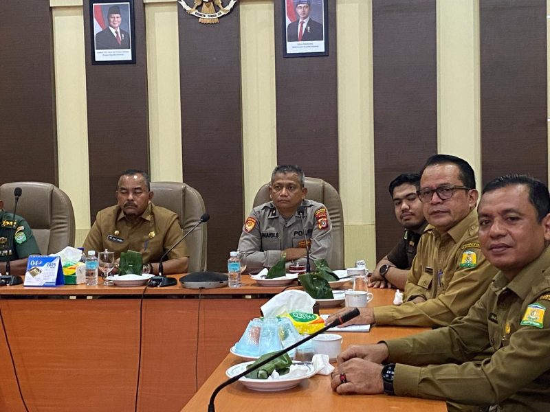 Asisten II Setdakab Aceh Besar H. M Ali S.Sos MSi didampingi unsur Forkopimda dan Kepala OPD Aceh Besar mengikuti Rakor Pengendalian Inflasi Daerah di Aula Lantai 3 Kantor Bupati Aceh Besar di Kota Jantho, Senin(14/04/2025). 