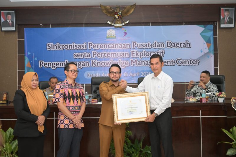 Plt. Sekretaris Daerah Aceh, M. Nasir membuka acara sinkronisasi Perencanaan Pusat dan Daerah serta Pertemuan Ekploratif Pengembangan Knowledge Management Center Di Aula Prof. Masjid Ibrahim Bapeda Banda Aceh, (15/04/2025).