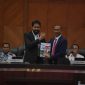 Gubernur Aceh, Muzakir Manaf menghadiri sekaligus menyampaikan Laporan Keterangan  Pertanggungjawaban (LKPJ) Gubernur Aceh Pada Rapat Paripurna DPR Aceh Tahun 2025 di Gedung Utama DPR Aceh, Selasa,(15/04/2025).