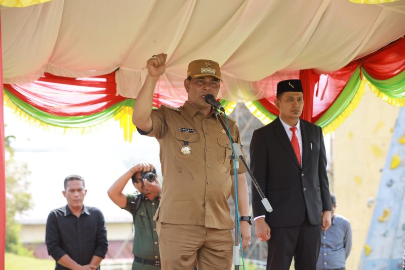 Bupati Aceh Besar, H Syech Muharram Idris menyampaikan sambutan dalam apel akbar dengan Sejumlah Camat, Imum Mukim dan Keuchik se-Kabupaten Aceh Besar di Lapangan JSC Kota Janto, Aceh Besar, Selasa (15/04/2025).