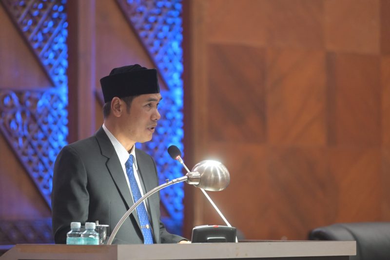 Plt. Sekda Aceh, M.Nasir membacakan sambutan Gubernur Aceh pada Sidang paripurna DPRA Aceh Penetapan program legislasi Aceh Tahun 2024-2029 dan program legislasi Aceh prioritas Tahun 2025 di gedung Utama DPRA, Banda Aceh, (15/04/2025).