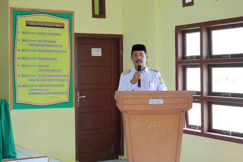Wakil Bupati Aceh Besar Drs Syukri A Jalil, menyampaikan sambutannya pada acara pengantar tugas Camat Montasik dari Plt Camat Rusdi SSos MSi kepada Camat definitif Afrizal SE di Gedung UDKP Kecamatan Montasik, Rabu (16/04/2025).